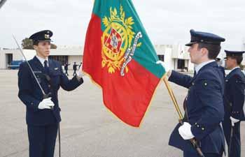 MGen Serôdio Fernandes, Comandante da Academia com a Medalha de Ouro de Serviços Distintos, e com a medalha de Mérito