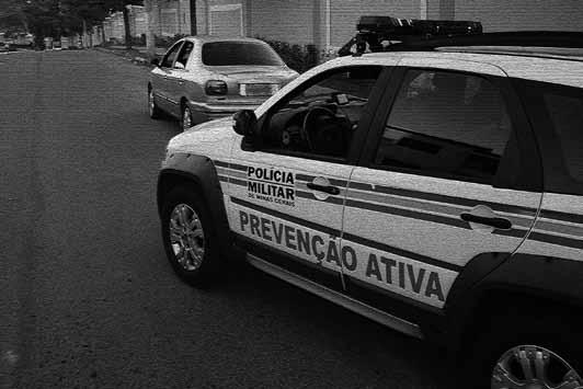 Caderno Doutrinário 4 A parte central dos veículos é onde estão localizadas as portas que, por suas características físicas (vidros e chapa prensada), não oferecem proteção contra disparos de arma de