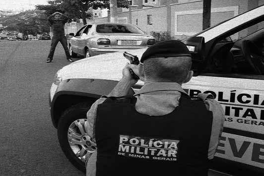 PRÁTICA POLICIAL BÁSICA A técnica de verbalização em uma abordagem com emprego da tática com posicionamento de viatura a 45º possui características específicas, que abordaremos a seguir, em uma