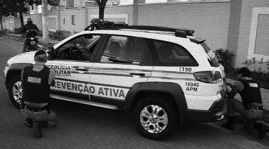 PRÁTICA POLICIAL BÁSICA a) Tática de aproximação: Nas abordagens a motocicletas, a