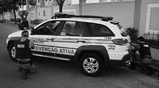 PRÁTICA POLICIAL BÁSICA Figura 19- Abordagem à motocicleta (tática de viatura a 45