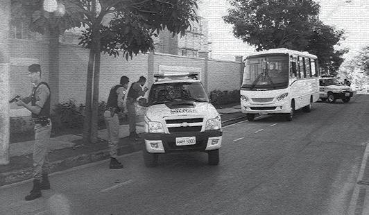 PRÁTICA POLICIAL BÁSICA Figura 26- Posicionamento tático de viatura com quatro policiais, a 45º, à frente de ônibus. ATENÇÃO!