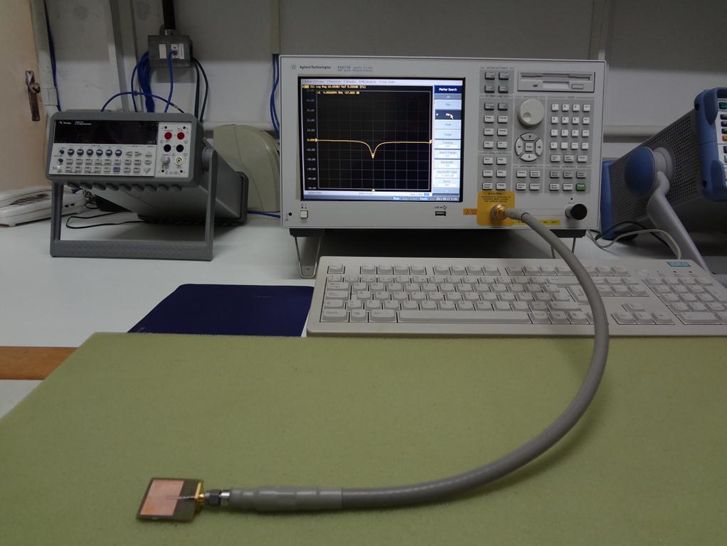 89 Figura 5.14 Medição experimental da antena fabricada no Laboratório de Micro-ondas utilizando um Analisador de Redes Vetorial. Figura 5.15 Captura da tela do Analisador de Rede durante a medição da antena patch.