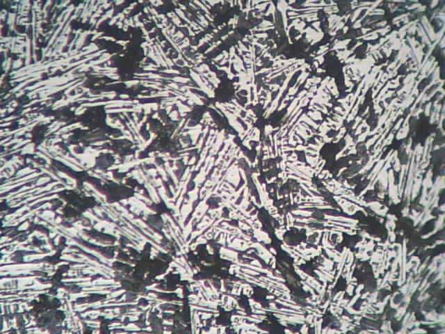 A Figura 2 (a) e (b), nos aumentos de 200 e 400X, respectivamente, apresentam as imagens por microscopia óptica de uma amostra do Ferro Fundido