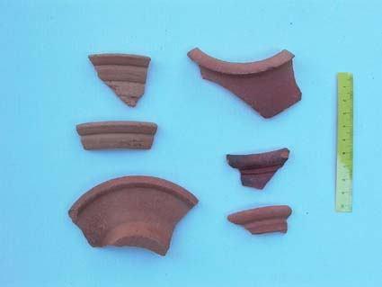 Foto 98 - Fragmentos de diversas peças de cerâmica vermelha, de