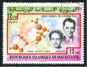 O primeiro isótopo radioativo artificial foi produzido pelo casal de pesquisadores franceses Jean Frédéric Joliot-Curie (1900-1958) e Irène- Curie (1897-1956) filha de Marie Curie, eles bombardearam