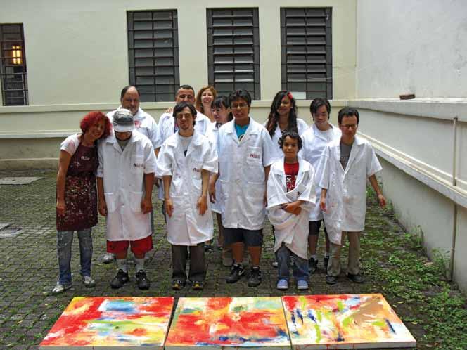 Ao longo das aulas, os alunos experimentaram diversos gêneros de pinturas abstratas, passando por uma prancha de isopor, indo a uma tela média e terminando em uma maior, o que exigiu a colaboração de