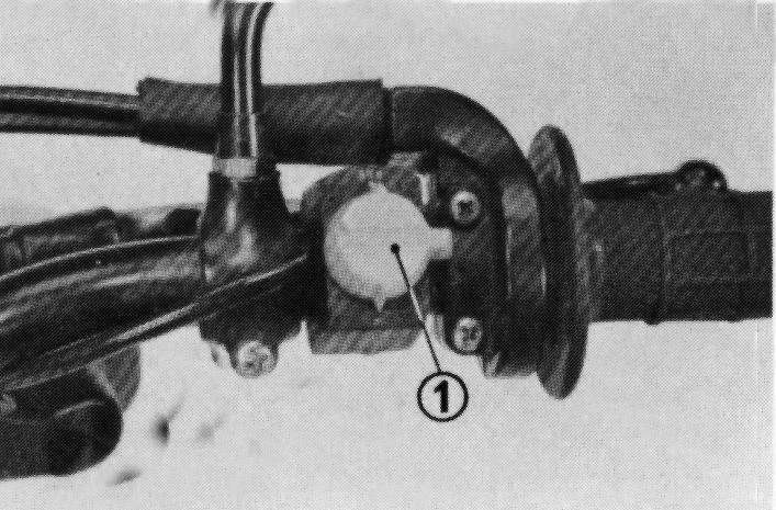 Interruptor do motor O interruptor do motor (1) está colocado ao lado da manopla do acelerador. Na posição RUN, o motor pode ser ligado. Nas posições OFF, o sistema de ignição permanece desligado.