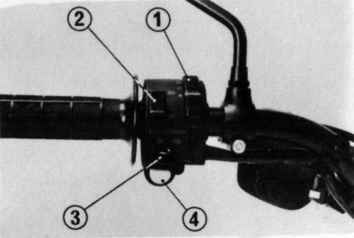 Interruptor do farol (1) Interruptor da buzina (4) O interruptor do farol (1) possui três posições:, P e OFF (indicada por um ponto vermelho abaixo do P).