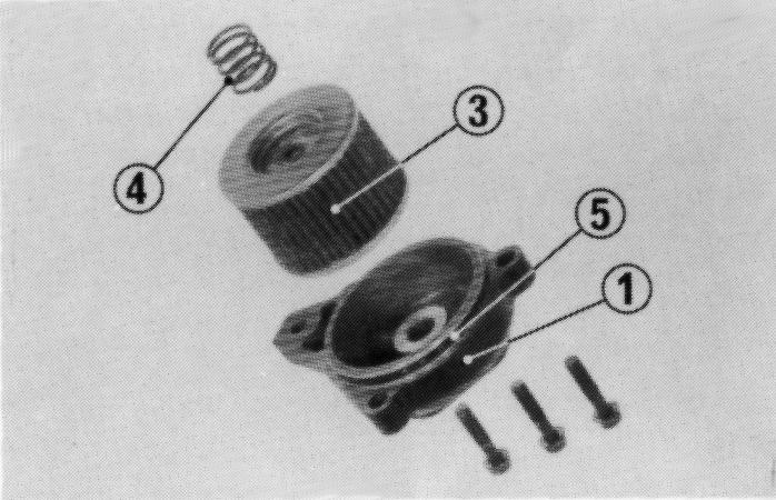 Troca do elemento do filtro de óleo Para que o motor tenha sempre uma lubrificação eficiente, recomendamos que o filtro de óleo seja trocado a cada 6000 km.