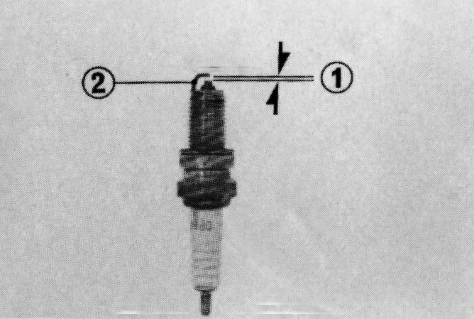 Vela de ignição Vela de ignição recomendada: NGK DP8EA-9 Limpe a área em volta da vela de ignição antes de removê-la. 1.