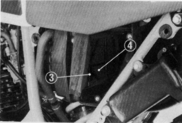 3. Remova o suporte (3) e o elemento do filtro de ar (4). 4. Lave o elemento com solvente não-inflamável e deixe secar bem. 5.