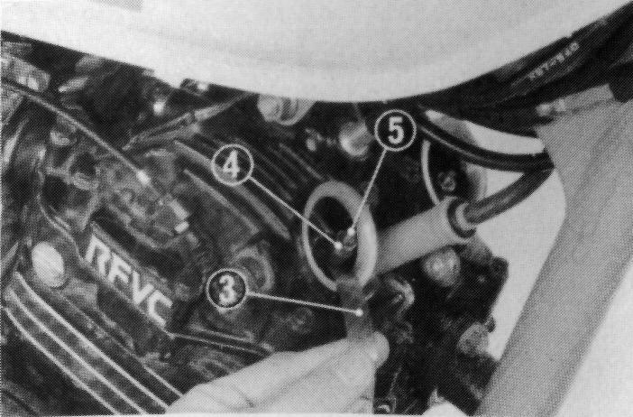 5. Verifique a folga das vávulas introduzindo um calibre de lâminas (3) entre o parafuso de ajuste (5) e haste de cada válvula.