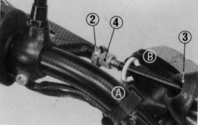 Ajuste da embreagem O ajuste da embreagem é necessário caso a motocicleta apresente queda de rendimento quando se efetua a mudança de marchas, ou caso a embreagem patine, fazendo com que a