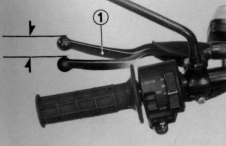 -20 mm, medida na extremidade da alavanca (1). 1. Ajustes menores são obtidos por meio do ajustador superior, posicionado junto à alavanca da embreagem.