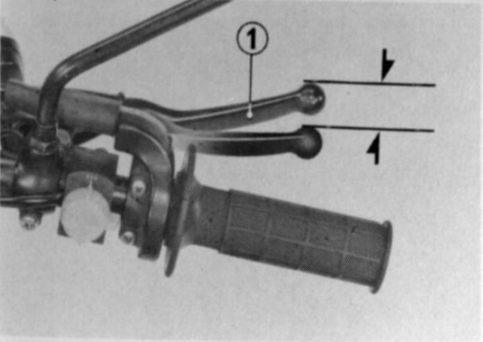 e 30 mm. 2. Regulagens menores podem ser feitas por meio do ajustador superior. Puxe o pro- tetor de pó (4) para trás, solte a contraporca (2) e gire o ajustador (3) no sentido desejado.