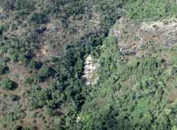 Outro aspecto bastante frequente na área de estudo, classificado por Oliveira e Marques (2014), são as Vertentes Dissecadas em Bloco Falhado com Floresta Ombrófila Montana, a qual é caracterizada