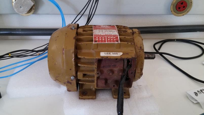 Figura 11 Motor de indução trifásico O osciloscópio que auxiliou nas medições foi o TDS 1001B digital de dois canais da marca Tektronix.