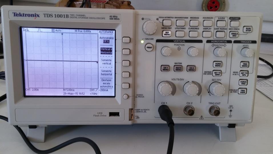 2 Materiais e Métodos 36 Figura 12 Osciloscópio digital 2.3.2 Medições Primeiramente foi feita a montagem do sistema alimentando o inversor de frequência, com o motor acoplado em sua saída, em 220V CA (rede).