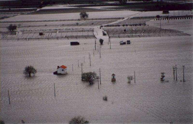 Já certamente pudeste assistir a dias de muita chuva, em que chove sem parar. Quando essa situação acontece, já reparaste que as ruas ficam cheias de água?