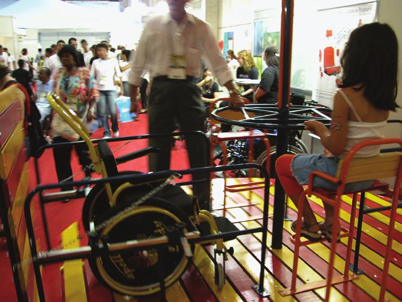 37 O parquinho deve estar em rota acessível e apresentar brinquedos que também possam ser utilizados por crianças com deficiência, sobretudo cadeirantes.