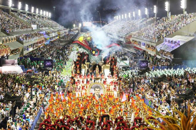 Sabemos que a Folia Carioca é imbatível. E continuará sendo justamente porque está ajustando as regras de seus grandiosos desfiles na avenida.