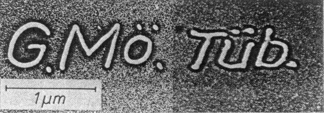 Litografia para Circuitos Integrados: As Necessidades de Hoje e do Futuro FIG. 1.2 a) Exemplo de nanolitografia datado de fevereiro de 1960. (FONTE: G. MOLLENSTEDT e R. SPEIDEL apud R. F. W.