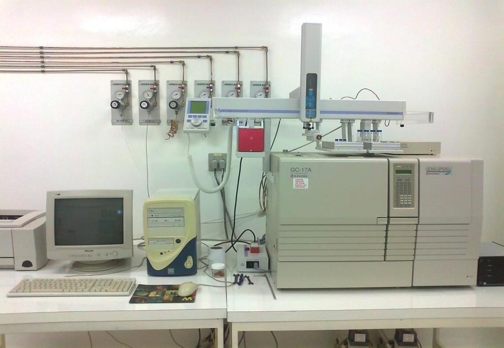 8 ANÁLISE DE ESTERÓIDES Cromatografia gasosa acoplada a espectrometria de massa (GC-MS): muitas vezes requer procedimentos de pré-tratamento de amostras complexas incluindo a hidrólise dos esteróides