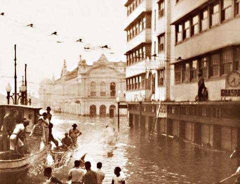 Inundação de 1941 atingiu o estado do RS, imagem de embarcação na Avenida Borges de Medeiros