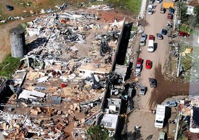 CANELA/RS JULHO 2010. Um possível tornado, com velocidade de 124 km/h atingiu a cidade causando enormes prejuízos.
