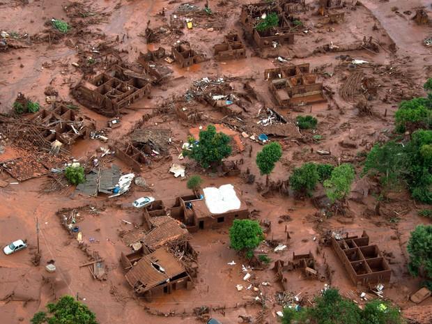 O rompimento da barragem de rejeitos da Samarco em novembro de