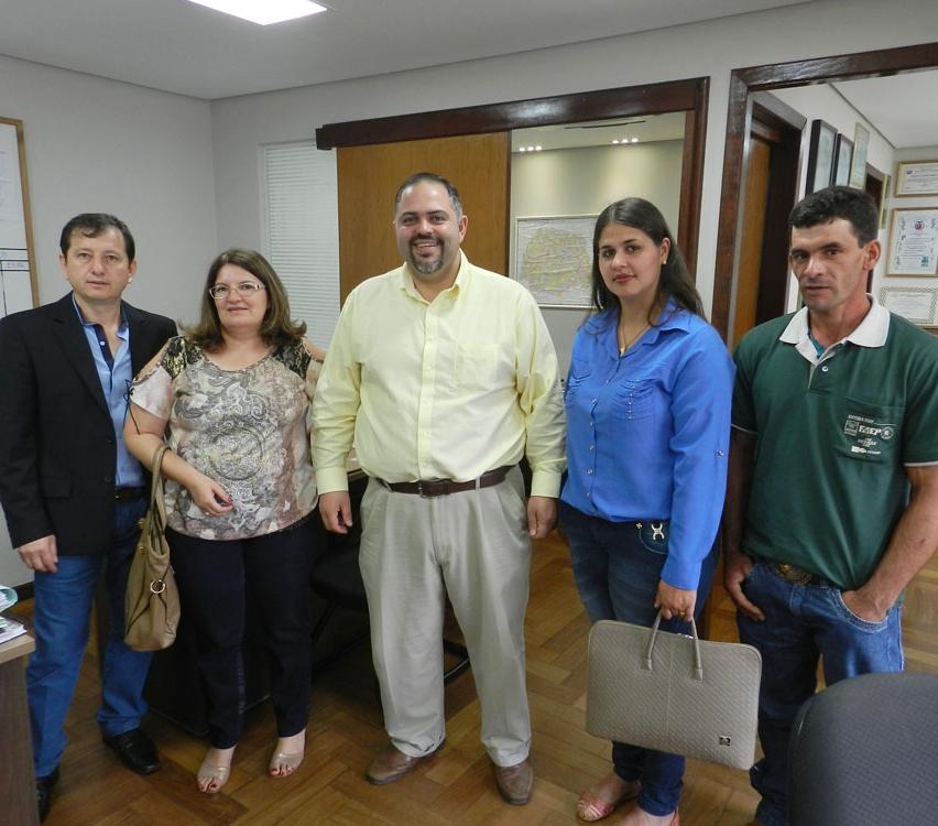 7 VEREADOR DE REBOUÇAS AGRICULTURA DE CAMPINA DO SIMÃO TEM PROJETO CAMPEÃO No dia 5, o deputado Artagão Júnior recebeu a visita do prefeito de Campina do Simão, acompanhado da primeira-dama,