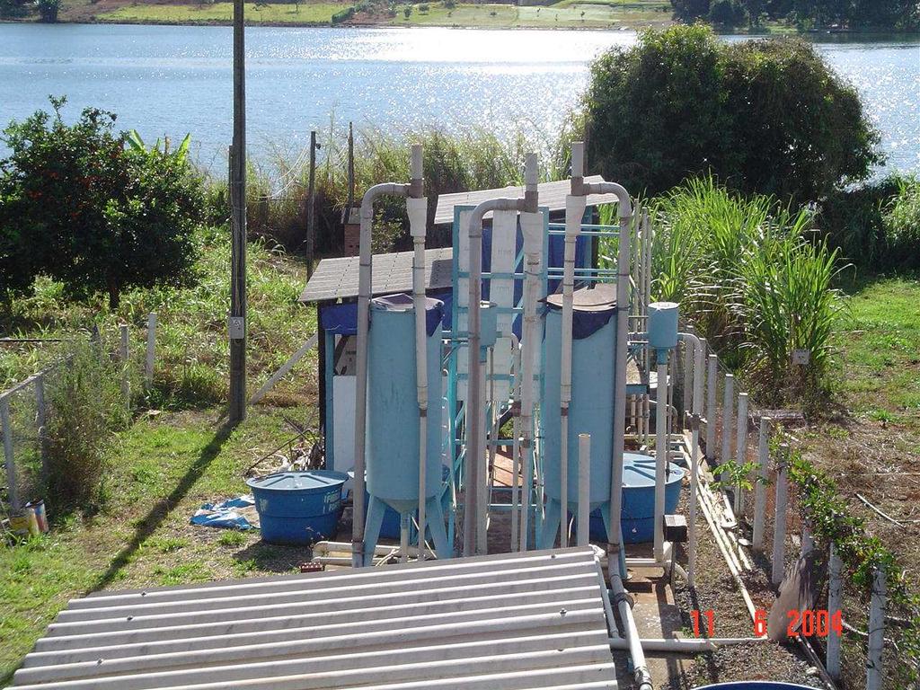 Lago Paranoá manancial da água de estudo Galpão onde os FRDs estavam instalados FAP utilizado nos experimentos Figura 4.3 - Vista superior da ETA-Piloto. 4.1.