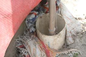 poço encontra-se aberta ou revestida com diferentes tipos de materiais (borracha, sacos plásticos, lonas). São poços utilizados, em geral, para abastecimento individual (Figura 12).