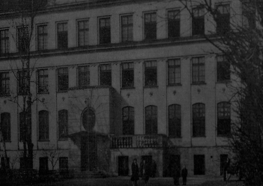 A partir de 1912, Korczak dirigiu o orfanato judeu, Lar das Crianças, em Varsóvia, juntamente com Stefania Wilczyńska.
