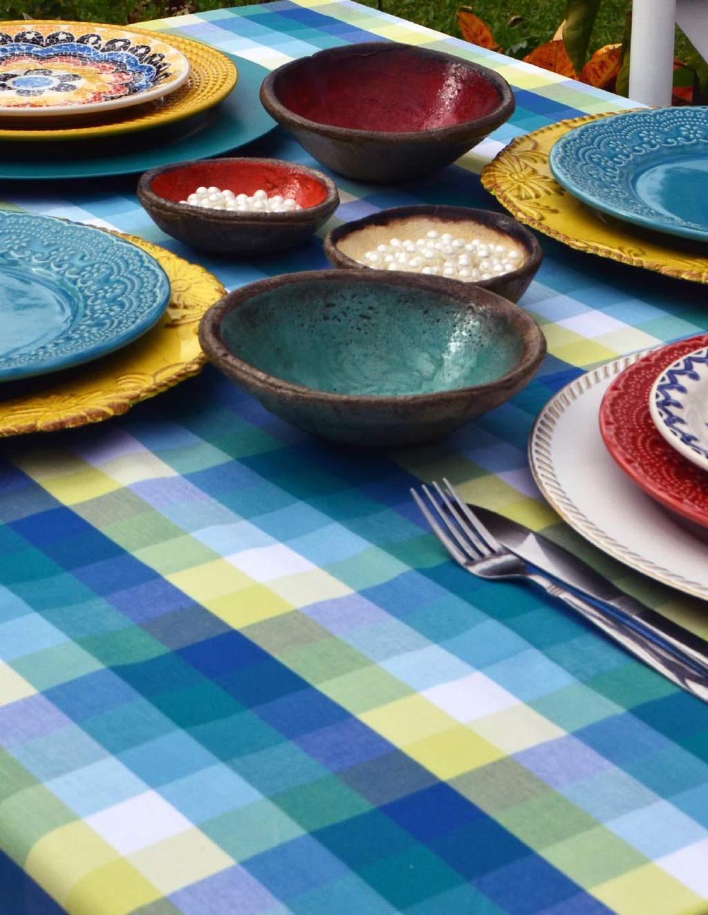 blue country Toalha de Mesa Blue Country mistura diferentes colorações de azul com amarelo para vestir sua mesa.