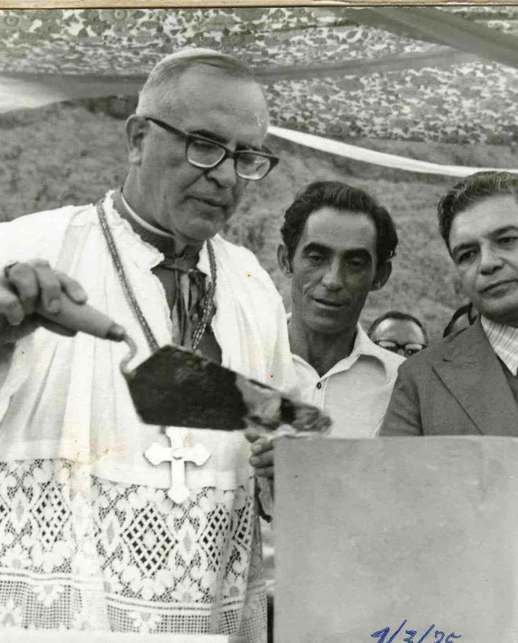1º de março de 1975: Bênção solene da pedra fundamental por Dom Oscar de Oliveira, arcebispo de