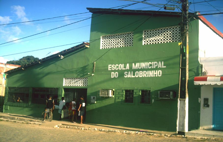 131 A escola de ensino fundamental do Salobrinho iniciou suas atividades no ano de 1963, no governo de Herval Soledade, com apenas duas salas de aula.