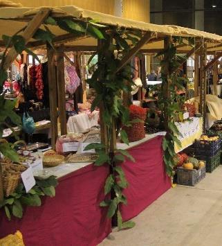 Lojas, Stands e Bancas de Artesanato. A sua distribuição, será efetuada por sorteio, tendo em conta a localização da área destinada ao sector.