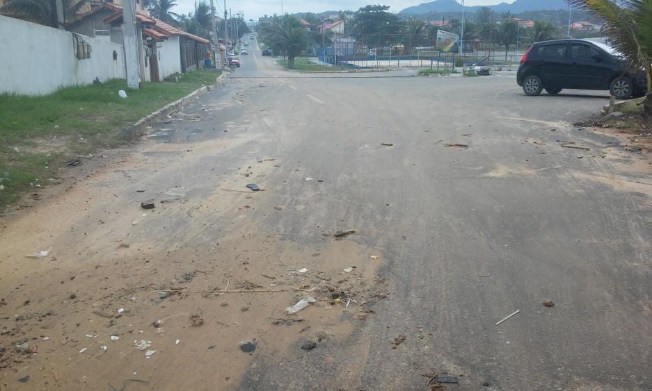 ilustram o ocorrido: Figura 55 Vista da Rua 12 na Barra de Maricá