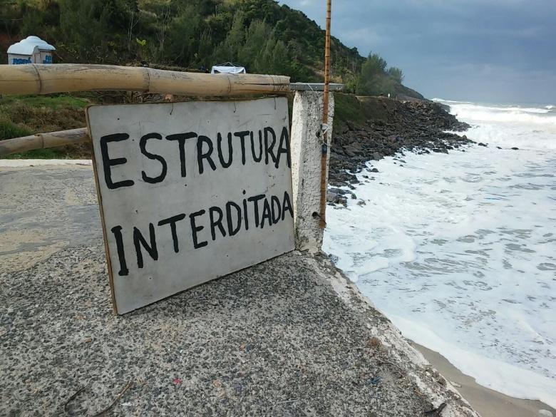 64 Figura 61 Acesso a praia em Ponta Negra interditado devido à destruição do calçadão.