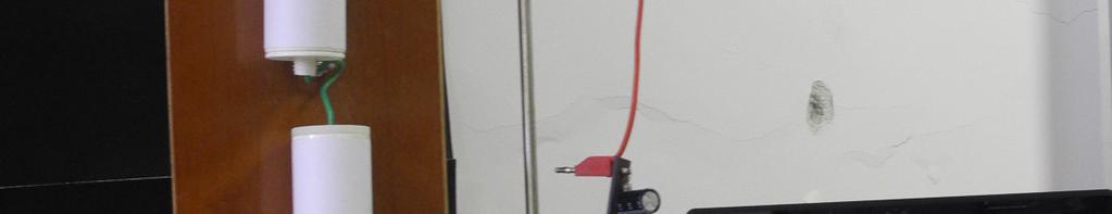Tenho qui um cpcitor eletrolítico de 2200µ F (vlor nominl) montdo num pequen plc de fenolite com dois pinos nn ligdos ns perns do cpcitor. figur 5.8.4 mostr um fotogrfi.