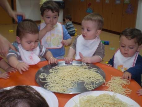 TERCEIRO TRIMESTRE ABRIL XOGOS DIVERTIDOS Nos pensamos que os espaguettis eran para comer pero agora as profes din que podemos xogar con eles. Tamén traen xeo e auga quentiña.