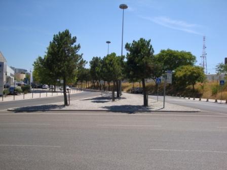 João II, 1 metro após a esquina do Edifício situado na Rua do Zambeze ou 7,85 metros antes Passadeira /