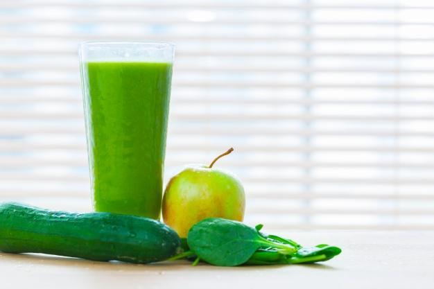 Suco verde Muitas vezes, os sucos detox e suco verde são confundidos e interpretados como sendo a mesma coisa.