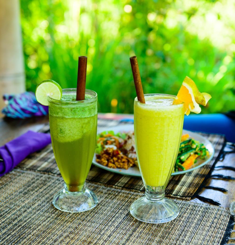 Suco verde de Couve, Limão e Pepino Esse é um dos famosos sucos verdes, mas também um dos mais populares aos adeptos da ingestão diária do Suco Detox.