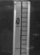 27 - Alinhamento da escala no ponto 0,700 g/cm 3 do densímetro DN02 com a superfície do líquido de  O alinhamento da