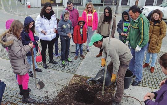 No dia 21 de março, incluída na programação da Academia de Férias de Páscoa, as crianças participaram na plantação de árvores no jardim público e junto à Biblioteca Municipal complementada com uma