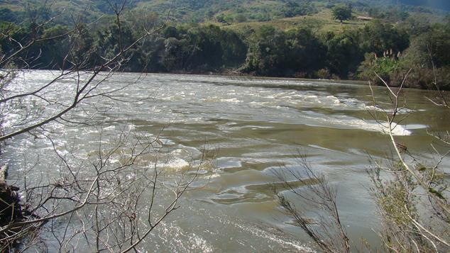 realiza-lo no leito do rio Tibagi por conta da vazão e além disso o pari é uma técnica realizada próximo a lâmina de água, e quando ocorre o aumento da vazão, há um transbordo e os peixes acabam por