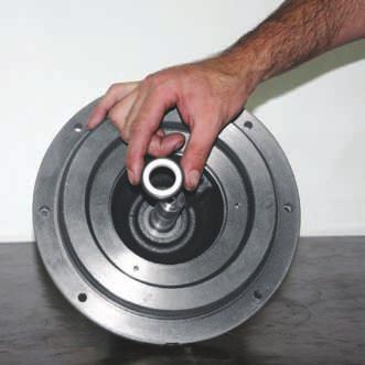 4 Coloque o eixo do rotor induzido no rolamento, com o auxílio de uma prensa.